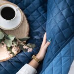 Couvre - lit d�coratif � chevrons - bleu profond - 220x240 cm