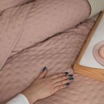 Couvre - lit d�coratif nules - rose poudr� � motif en relief - 170x210cm