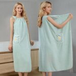 Deux jupes de bain vertes (100145cm chacune), plus des serviettes de bain �paisses et des peignoirs absorbants ...