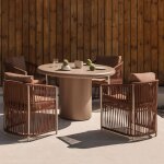 Ensemble composé d'une table ronde 120 cm en ciment namara et de 4 chaises de jardin avec accoudoirs ... Ensemble composé d'une table ronde 120 cm en ciment namara et de 4 chaises de jardin avec accoudoirs ...