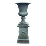 La grande prairie - vase médicis fonte sur socle 45x45x110cm La grande prairie - vase médicis fonte sur socle 45x45x110cm