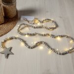 Guirlande lumineuse de nol star trading beady' avec perles en bois et toile, piles + minuteur, blanc ...