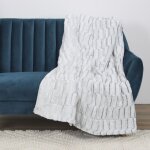 Linnea - plaid fausse fourrure collection laure 140x200 cm coloris gris clair Linnea - plaid fausse fourrure collection laure 140x200 cm coloris gris clair