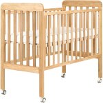 Lit bébé minimaliste en bois de pin 60 x 120 cm avec barreaux réglables en hauteur et roulettes marron ... Lit bébé minimaliste en bois de pin 60 x 120 cm avec barreaux réglables en hauteur et roulettes marron ...