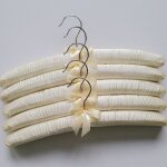 Lot de 12 cintres rembourrés en tissu pour vêtements pour femmes - beige Lot de 12 cintres rembourrés en tissu pour vêtements pour femmes - beige