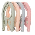 Lot de 12 cintres de voyage pliables 4 couleurs, cintres portables, cintres en plastique antidérapants ... Lot de 12 cintres de voyage pliables 4 couleurs, cintres portables, cintres en plastique antidérapants ...