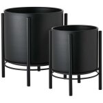 Lot de 2 cache - pots ronds sur pieds en m�tal noir - mayan