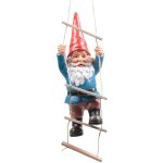 Nain de jardin montant  l'chelle en rsine