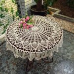 Nappe ronde beige en coton crochet  la main, style vintage, tisse, avec dentelle.
