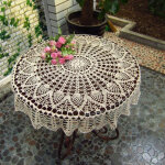 Nappe ronde beige en coton crochet� � la main, style vintage, tiss�e, avec dentelle. .