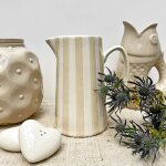 Pichet, carafe ou vase � rayures sables et blanches