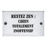 Plaque humoristique émaillée bombée 6x10 cm : restez zen chien totalement inofensif Plaque humoristique émaillée bombée 6x10 cm : restez zen chien totalement inofensif