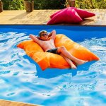 Livedeco - pouf gant xxl dhoussable, flottant pour piscine, orange pool big52