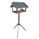 Relaxdays mangeoire pour oiseaux sur pied, 137 cm, toit impermable, jardin et balcon, bois de sapin, ...