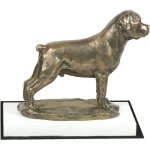 Rottweiler - une statuette de chien, une figure sur un socle blanc, un trophée pour une exposition canine ... Rottweiler - une statuette de chien, une figure sur un socle blanc, un trophée pour une exposition canine ...