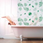 Store enrouleur de bain hydrofuge a motif de feuilles