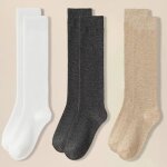 Trois paires de chaussettes hautes en coton, marron, blanches et gris fonc�, adapt�es aux tenues d�contract�es ...