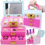 Trousse de maquillage avec cosmtiques, fards  paupires, vernis  ongles, miroir