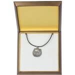 West highland white terrier, westie - un collier avec un chien dans une boîte cadeau, un médaillon plaqué ... West highland white terrier, westie - un collier avec un chien dans une boîte cadeau, un médaillon plaqué ...