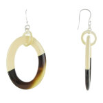 Les poulettes bijoux - boucles d'oreilles anneaux en corne et r�sine blanche