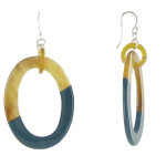 Les poulettes bijoux - boucles d'oreilles anneaux en corne et r�sine bleu gris