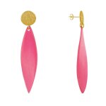 Boucles d'oreilles clous mtal dor et longue ptale en bois