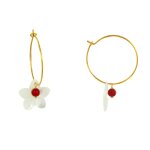Boucles d'oreilles plaqué or créoles fleurs de frangipanier de nacre et perles rouges Boucles d'oreilles plaqué or créoles fleurs de frangipanier de nacre et perles rouges