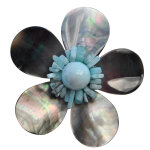 Broche fleur en nacre grise pépites et perle de larimar Broche fleur en nacre grise pépites et perle de larimar