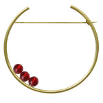 Broche laiton ronde et trois perles de verre - rouge