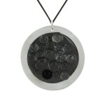 Les poulettes bijoux - grand pendentif p�te de verre bulles noires