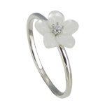 Les poulettes bijoux - bague argent fleur de nacre couleur ivoire et strass - taille