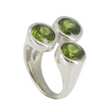 Les poulettes bijoux - bague argent trois p�ridot ronds facett�s - taille 58
