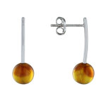 Les poulettes bijoux - boucles d'oreilles en argent avec une perle d'ambre.