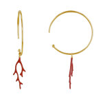 Les poulettes bijoux - boucles d'oreilles plaqu� or demi cr�oles breloque corail ema