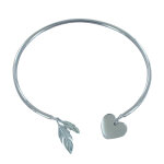 Les poulettes bijoux - bracelet argent rhodi� demi jonc deux plumes et un coeur