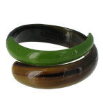 Les poulettes bijoux - bracelet en corne ivoire et r�sine verte