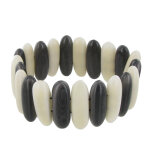 Les poulettes bijoux bracelet elastique graines de tagua noire et blanche