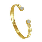 Les poulettes bijoux - bracelet plaqu� or demi jonc martel� et deux cabochons de pie