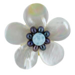 Les poulettes bijoux - broche fleur en nacre ivoire perles keshi et larimar