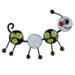 Les poulettes bijoux - broche pin's chenille �maill�e noire et blanche � pois jaunes