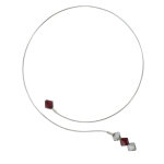 Les poulettes bijoux - collier argent torque cristal grise et rouge