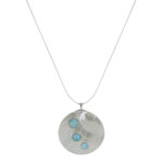 Les poulettes bijoux collier fil de cuir blanc pendentif disque en nacre ivoire et l