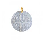 Les poulettes bijoux - pendentif m�daille ronde croix de saint benoit en nacre - or