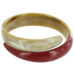 Les poulettes bijoux - v bracelet en corne couleur ivoire et r�sine rouge