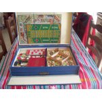 Ancien coffret de jeux avec tiroir avec quelque plateaux de jeux