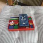 Coffret jeux de 54 cartes et jetons ronds et rectangulaires millet forestier Coffret jeux de 54 cartes et jetons ronds et rectangulaires millet forestier