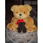 Peluche maman ours et son bb de marque everglow europe , coloris maman marron clair , beige , coeurs ...