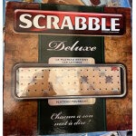 Scrabble deluxe avec plateau tournant et lettres retenues.