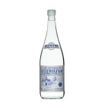 Eau plate vintage. la bouteille en verre de 1 l Eau plate vintage. la bouteille en verre de 1 l