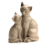 Objet d�coratif en polyr�sine coloris cr�me maman et b�b� chat 17 x h 21 x 9, 5 cm